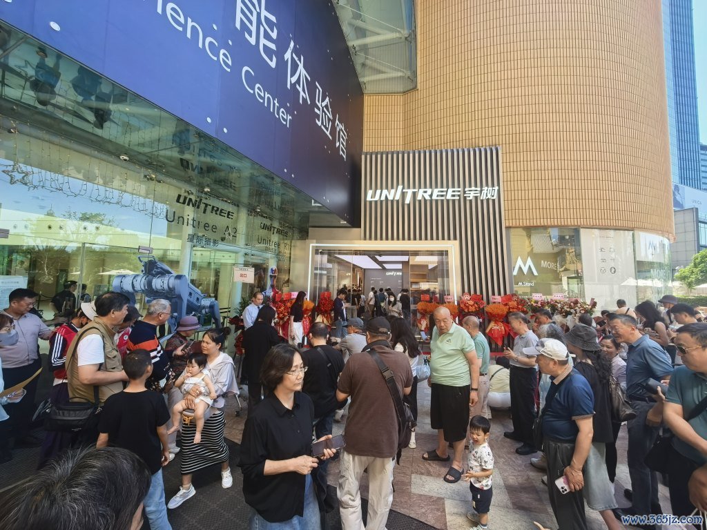宇树科技门店外蚁集了多量东说念主群。本文图片均起原 澎湃新闻记者 秦盛